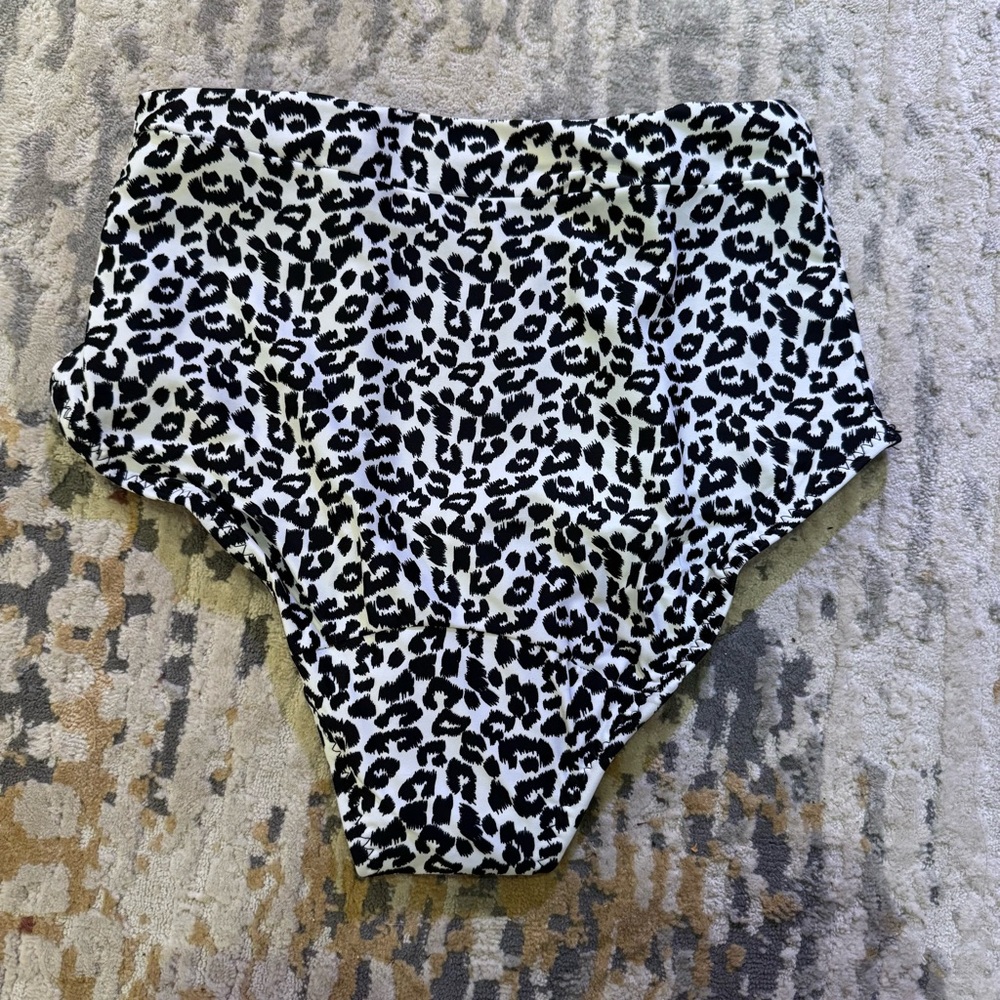 Ovens Period Swimwear White Leopard XS. NWT - Picture 3 of 9
